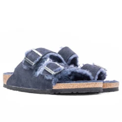 Birkenstock Wide Arizona Shearling - Midnight -Shoe Series Store Birkenstock Wide Arizona Shearling Midnight 1020592 09 04 22 Feature JM 4