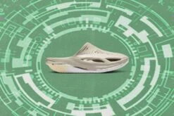 Nike X Matthew M. Williams 005 Slide - Light Bone/Chrome -Shoe Series Store Nike x Matthew M. Williams 005 Slide Light Bone Chrome DH1258 001 09 17 22 FEATURE01 4feea3a8 6ea3 4acd 87e8 ed1945bf3890