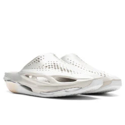 Nike X Matthew M. Williams 005 Slide - Light Bone/Chrome -Shoe Series Store Nike x Matthew M. Williams 005 Slide Light Bone Light Bone Chrome DH1258 001 09 15 22 Feature DUKE 5